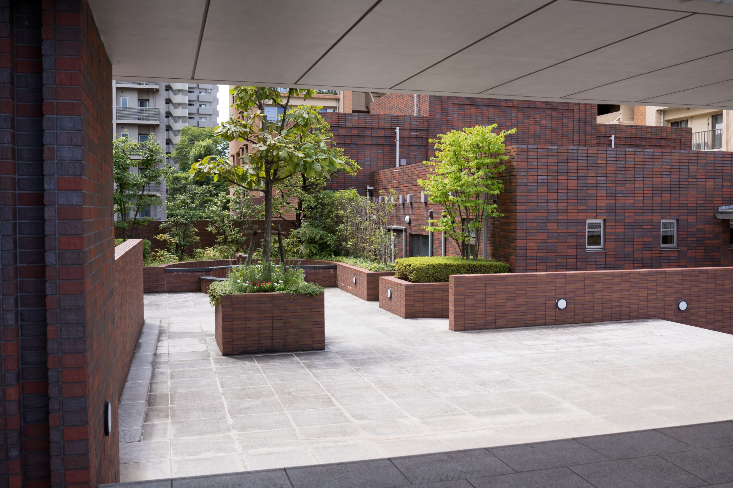 赤いレンガが基調の、日本のアパートのエントランス