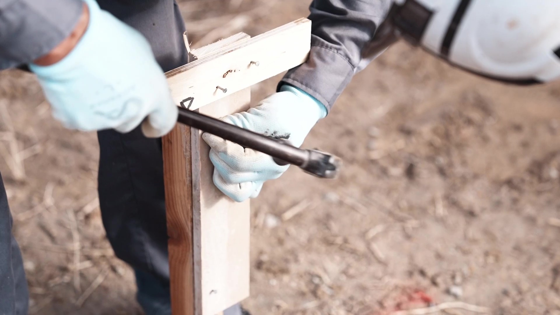 作業中の近藤工業のスタッフ