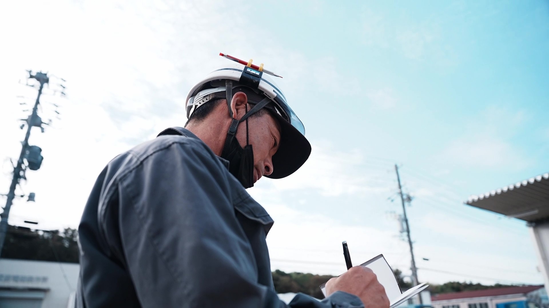 現場管理をする近藤工業のスタッフ